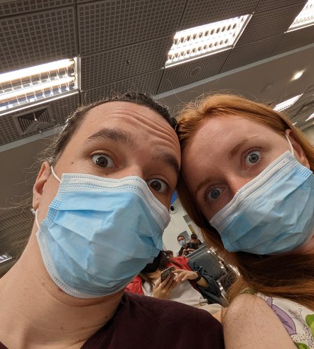 Mit Masken am Flughafen